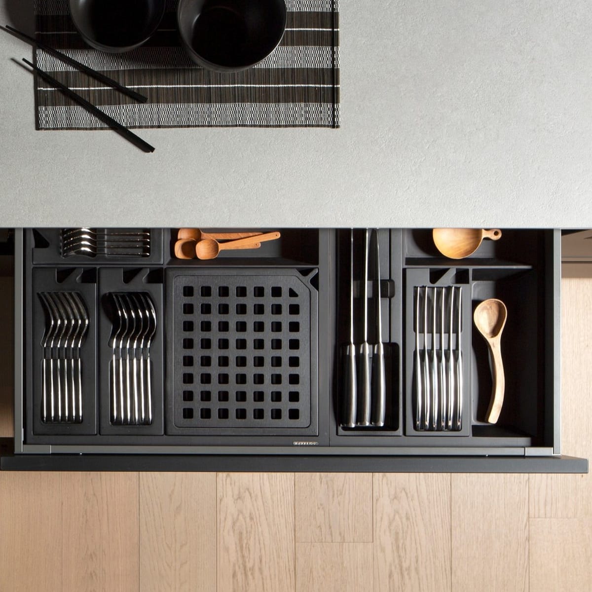 Smart lådinredning och förvaringslösningar för besticklådor.