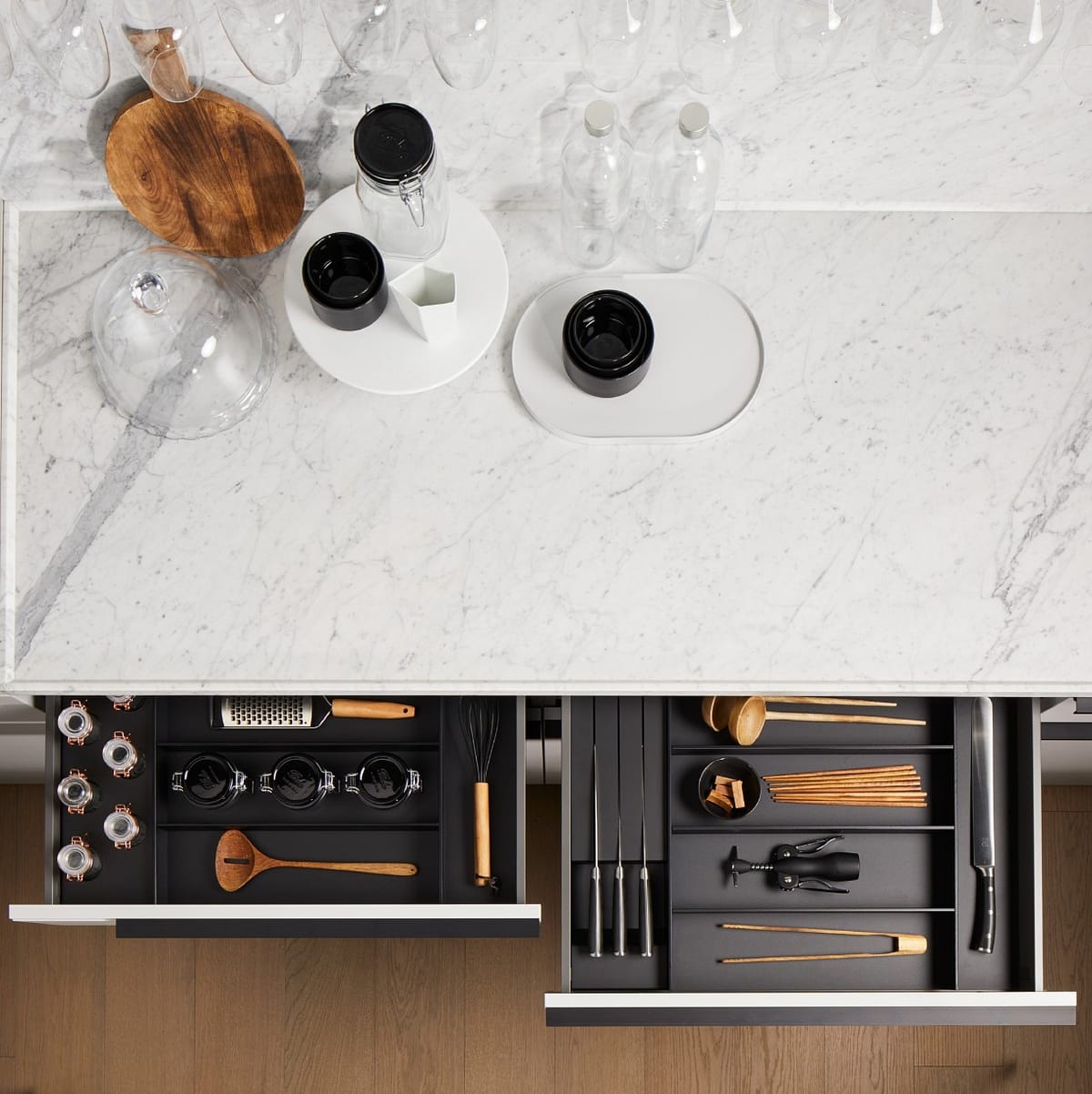 Smart lådinredning och förvaringslösningar för besticklådor. I mörk trä.