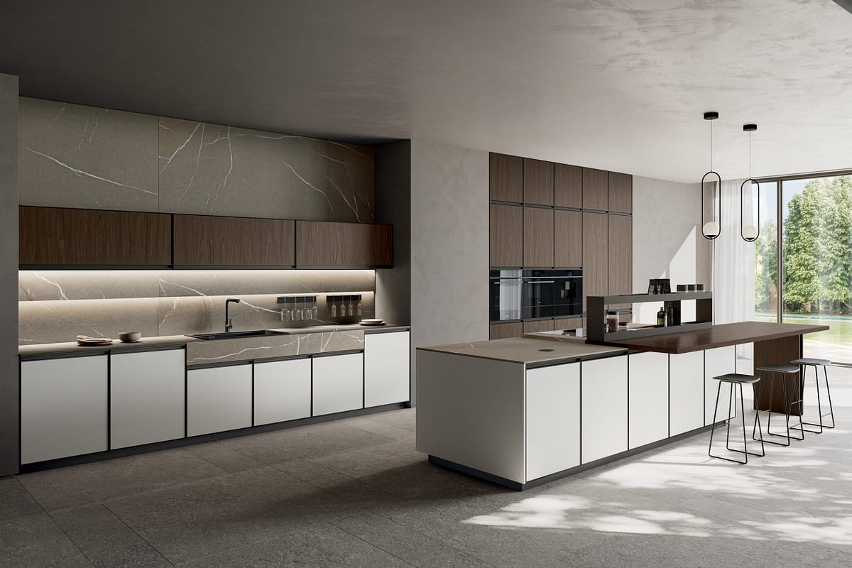 Platsbyggt kök i vitt med kökslucka med metallram.