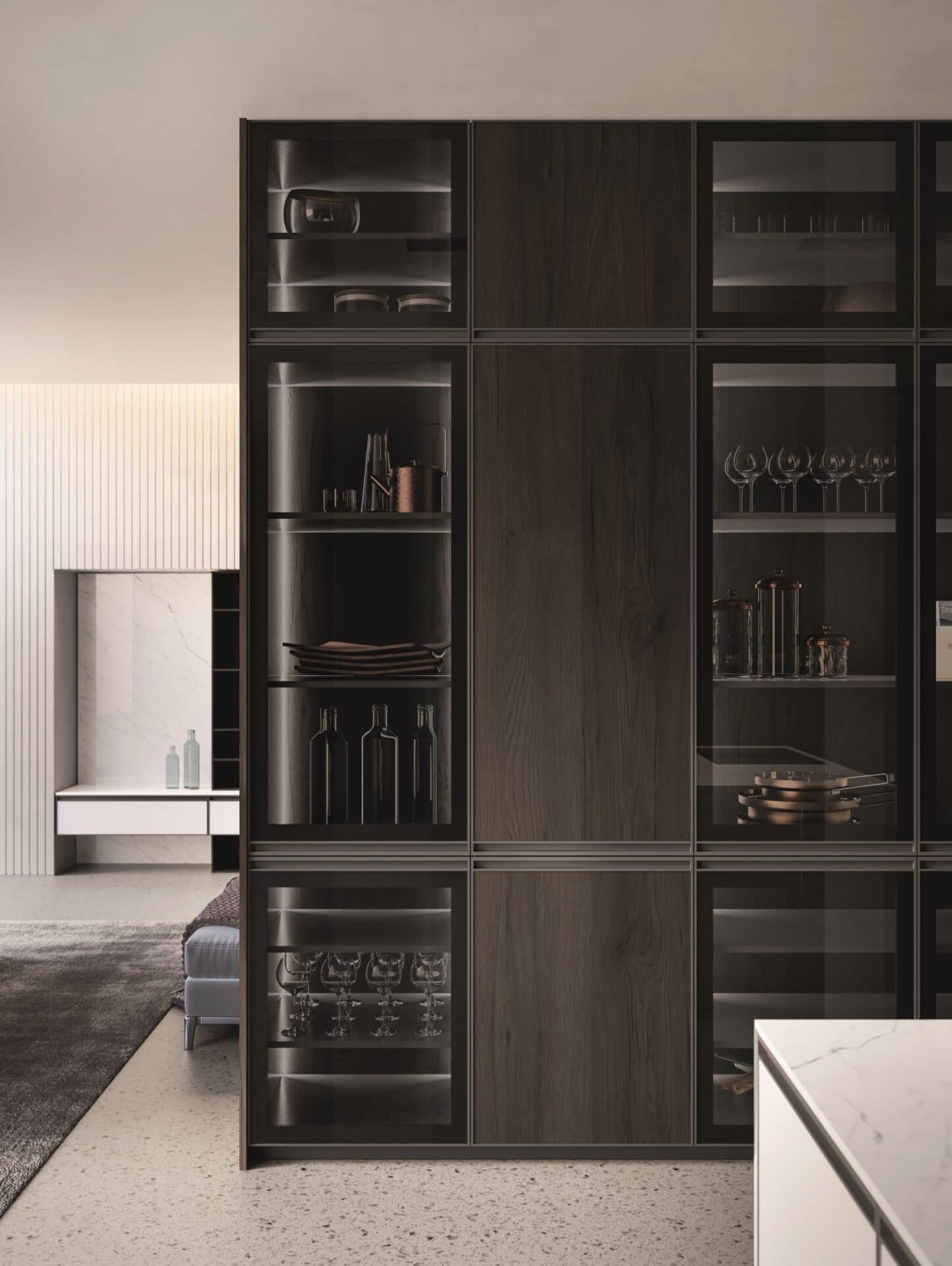 Högskåp med träluckor och vitrinskåp.