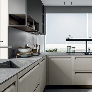 Miljöbild på ett måttanpassat kök. Köksluckor i laminat med integrerade handtag.