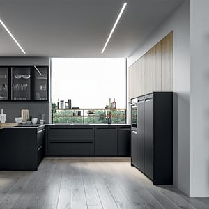 Miljöbild på svart måttanpassat kök. Köksluckor i laminat med integrerade handtag. Trädetaljer i köket.