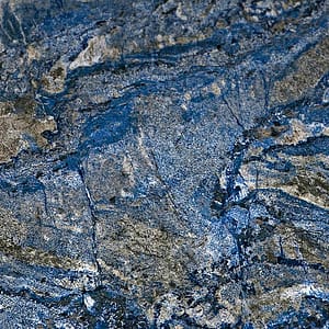 En produktbild på en blå natursten med grå ådring till köksbänkskiva: