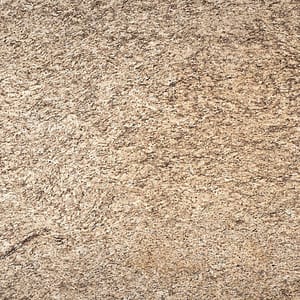 En produktbild på en brun natursten med mörkare ådring till köksbänkskiva: