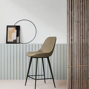 Produktbild på barstol i brunt läder och metallben