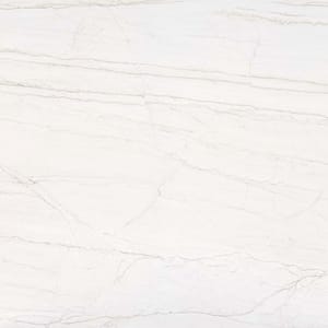 Närbild på bänkskiva, marmor liknande kompositsten.