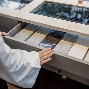 Provbitar sten till bänkskiva i kök.