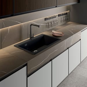 Platsbyggt kök i vitt med kökslucka med metallram.