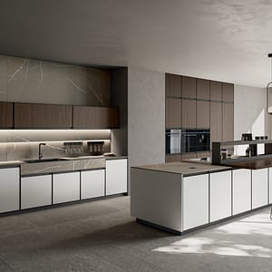 Platsbyggt kök i vitt med kökslucka med metallram.