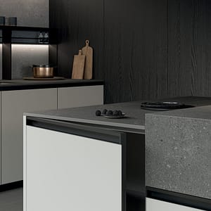 Platsbyggt kök i vitt med kökslucka med metallram.