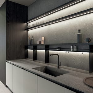 Platsbyggt kök i vitt med kökslucka med metallram.