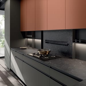 Platsbyggt kök i vitt med kökslucka med metallram.