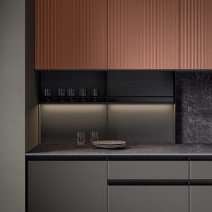 Platsbyggt kök i vitt med kökslucka med metallram.