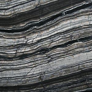 Natursten till köksbänk, svart med silvriga ådringar.