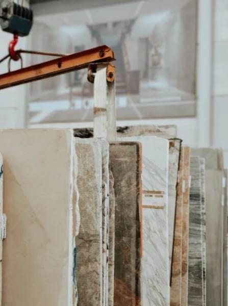 Stenprover från fabrik till bänkskiva i kök.