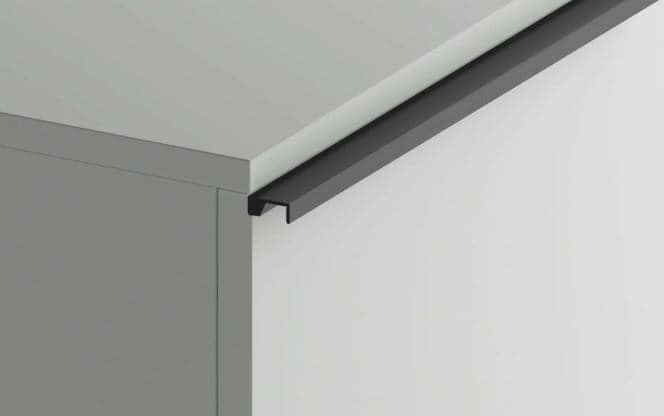 Närbild på köksskåp med handtag.