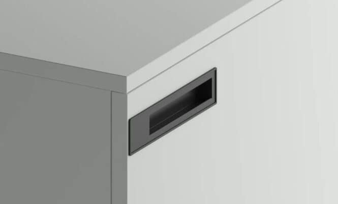 Närbild på köksskåp med infräst handtag.