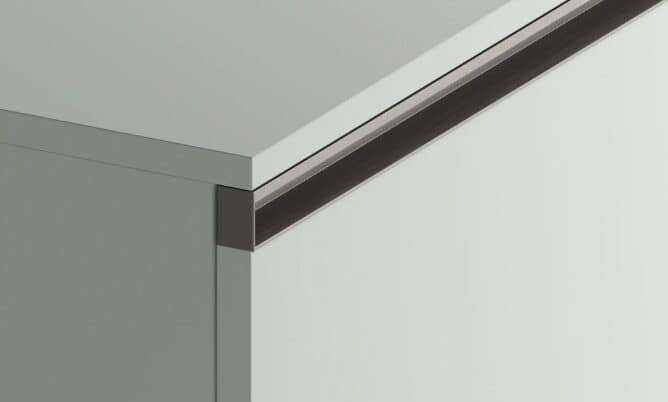 Närbild på köksskåp med infräst handtag.