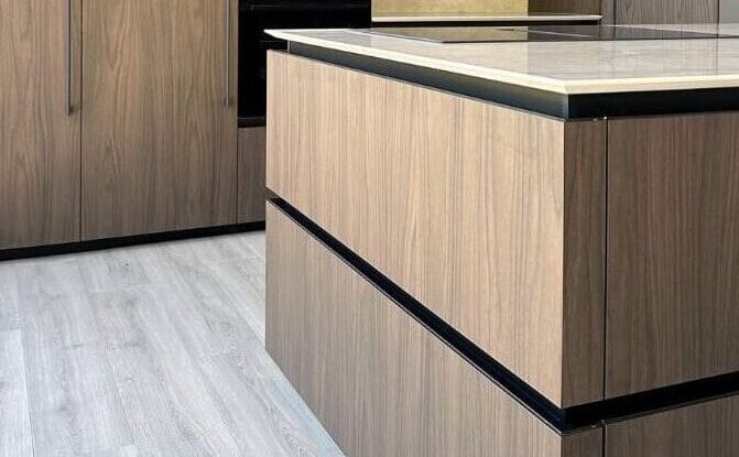 Närbild på köksö med träluckor,