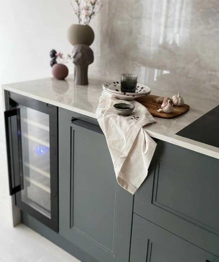 Måttanpassat kök i klassisk ramlucka, Monterat i hem i Stockholm. Bänkskiva i Dekton Arga.