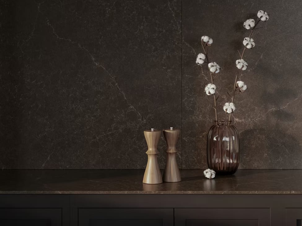 Miljöbild på kompositsten i brun med diskreta mönster.